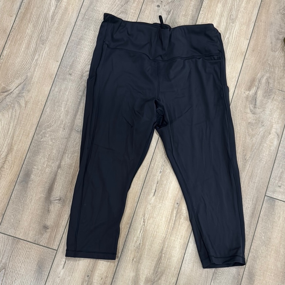 Athleta ultimate stash pocket Capri